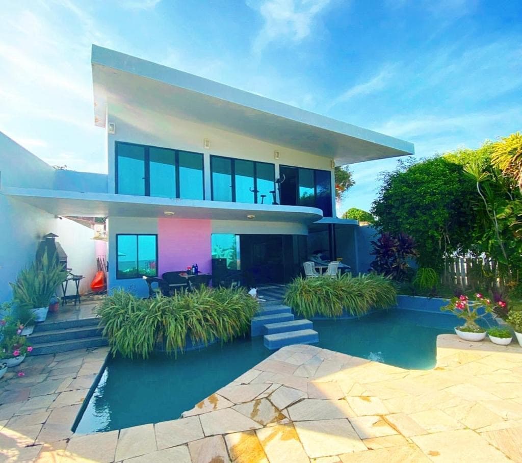 Casa com 05 quartos à Beira Mar de Tamandaré 