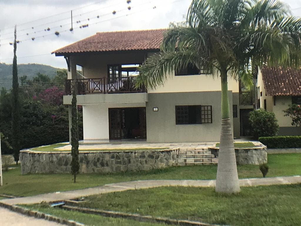 Casa com 05 quartos em Gravatá