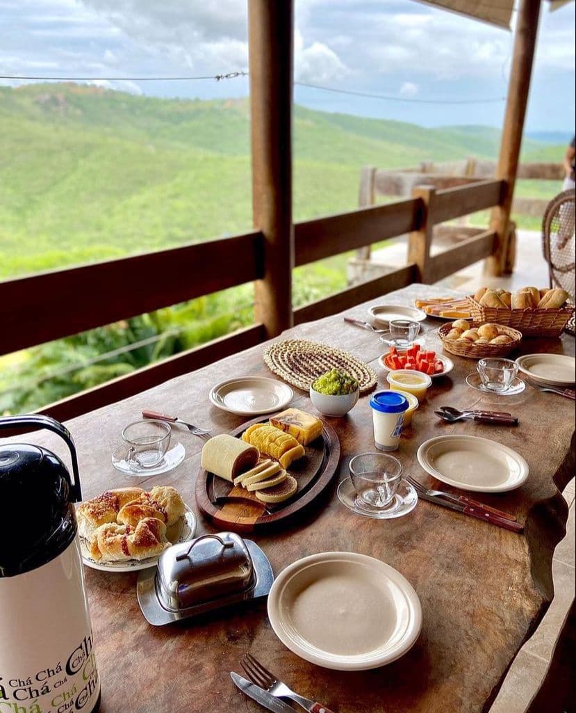 Casa com 06 quartos em Gravatá